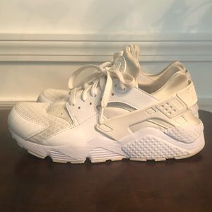 Nike Air Huaraches Size 8.5 All White